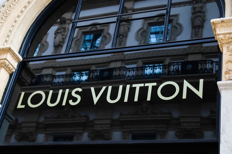 Un sac Louis Vuitton présenté à la fashion week suscite la controverse en  raison de son